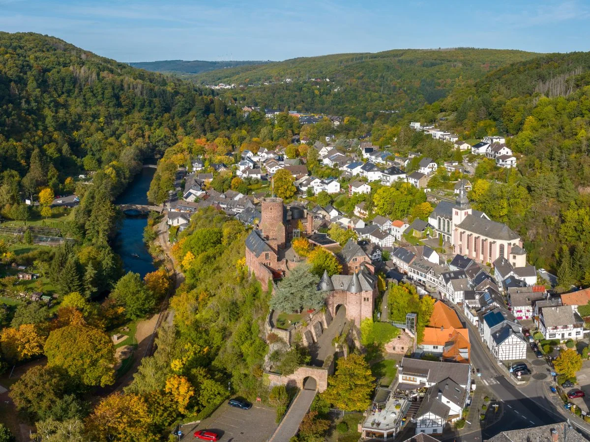 Eifel. Der Wildnis-Trail quer durch das Nationalpark-Schutzgebiet. Mittendrin die ehemalige NS-Ordensburg Vogelsang mit neuen Ansätzen der Erinnerungskultur. Bild 1