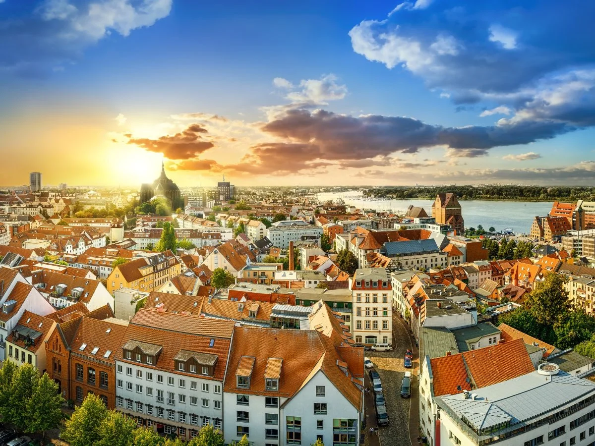 Rostock. Von der Hansestadt über den Ostseebezirk zum wirtschaftlichen, touristischen und kulturellen Zentrum an der Ostsee. Bild 1