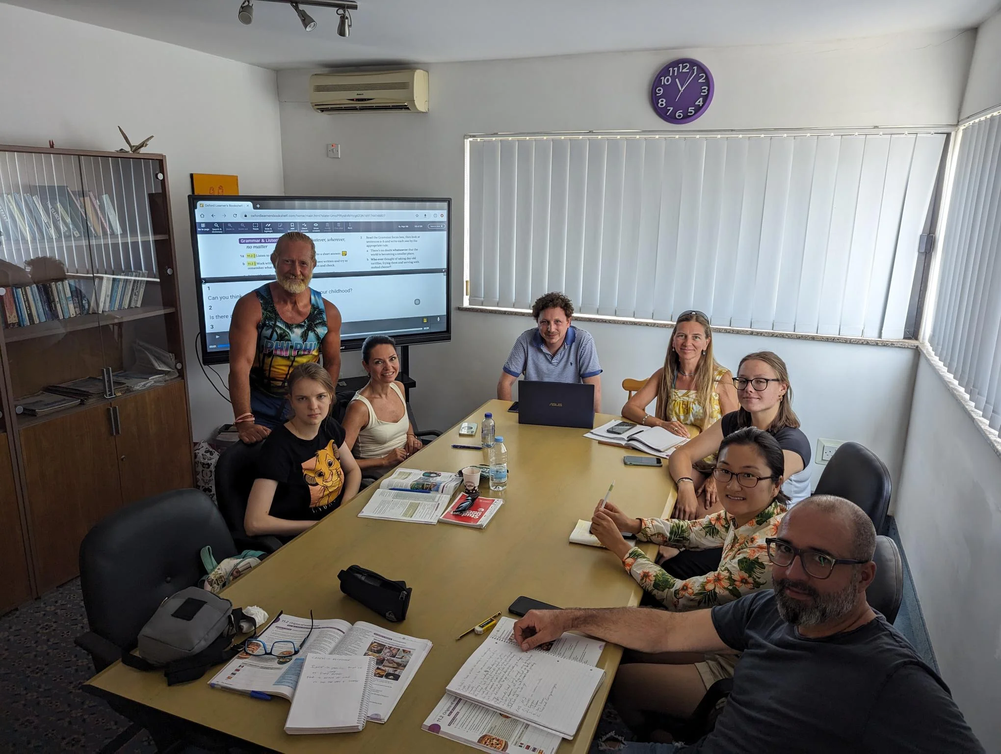 Combination General English group 20 lessons per week + One-to-One Business English 10 lessons per week (15 hours General English+ 7.5 hours BE one-to-one) Bild 1