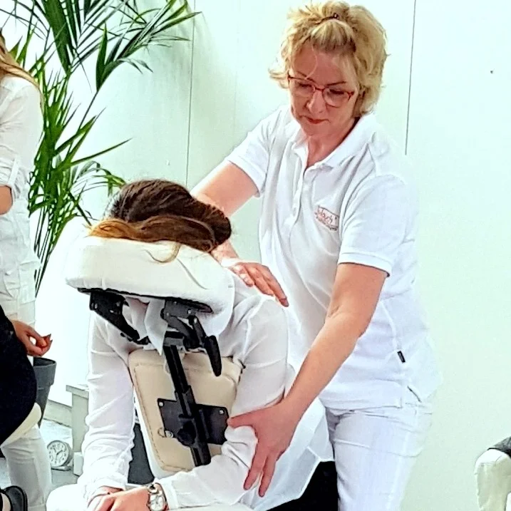 Mobile Eventmassage - Arbeit am Massagestuhl Bild 5