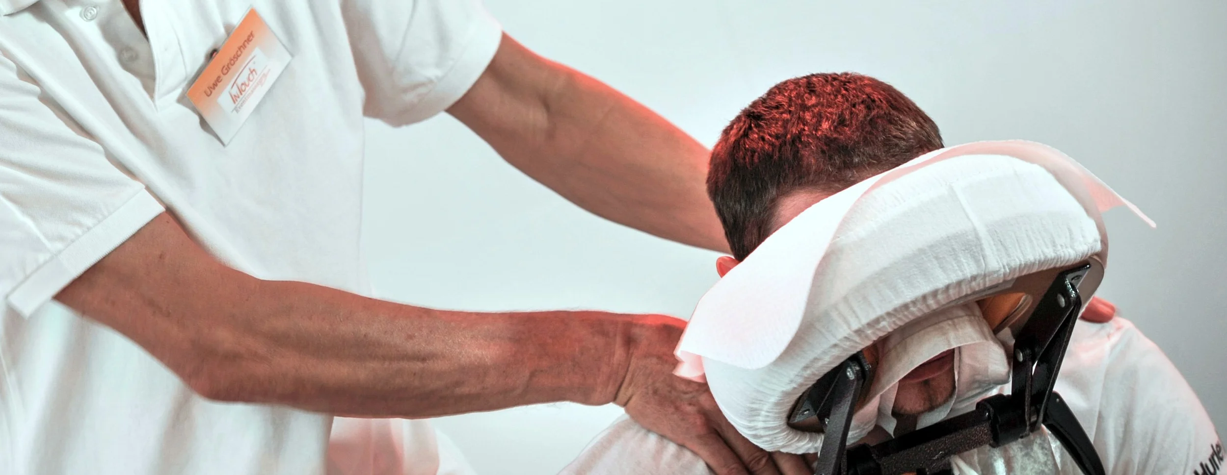 Mobile Eventmassage - Arbeit am Massagestuhl Bild 4