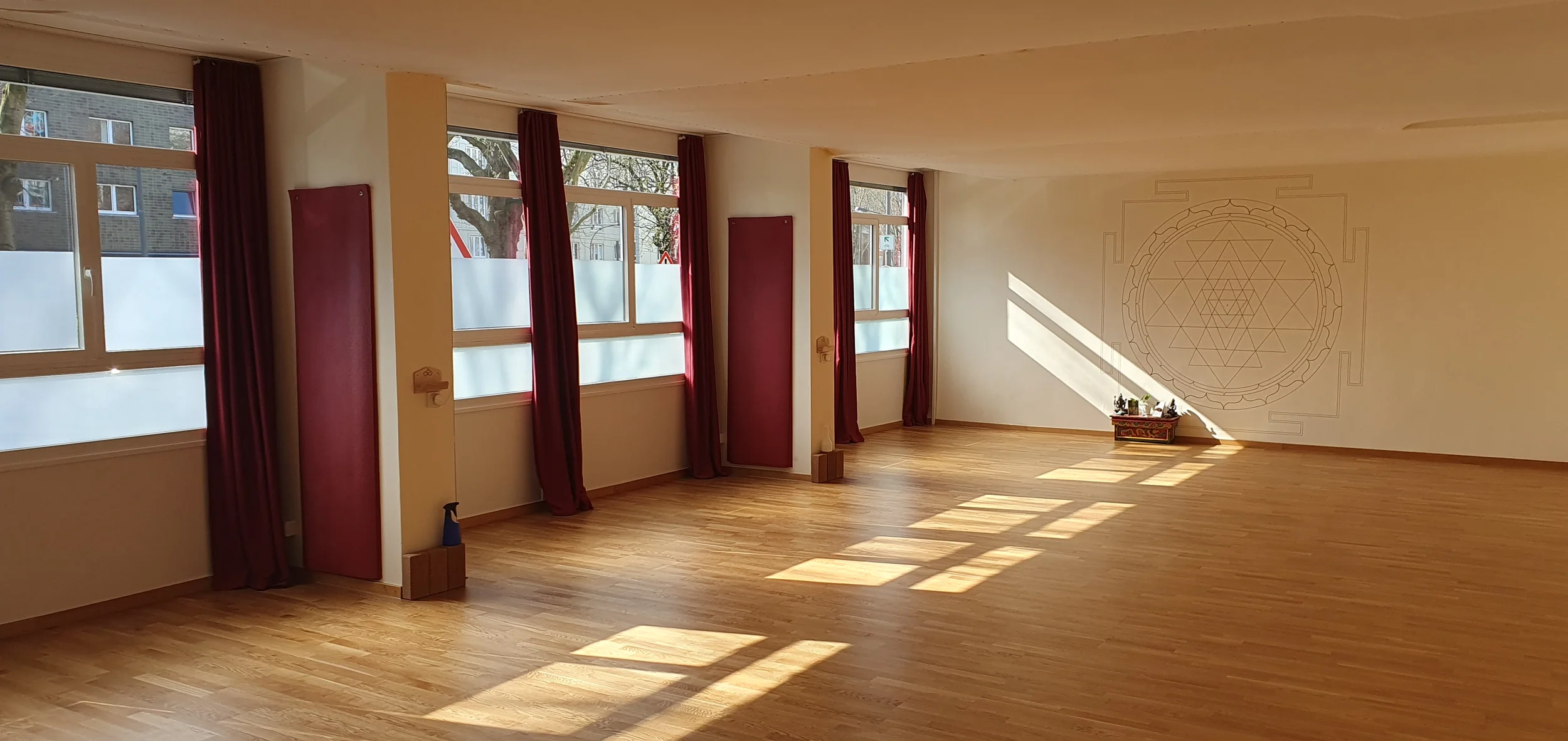  Innere Balance im Spannungsfeld von Arbeitswelt und Gesellschaft aufbauen,  mit Resilienzstrategien, Yoga, Achtsamkeit & Meditation Bild 1