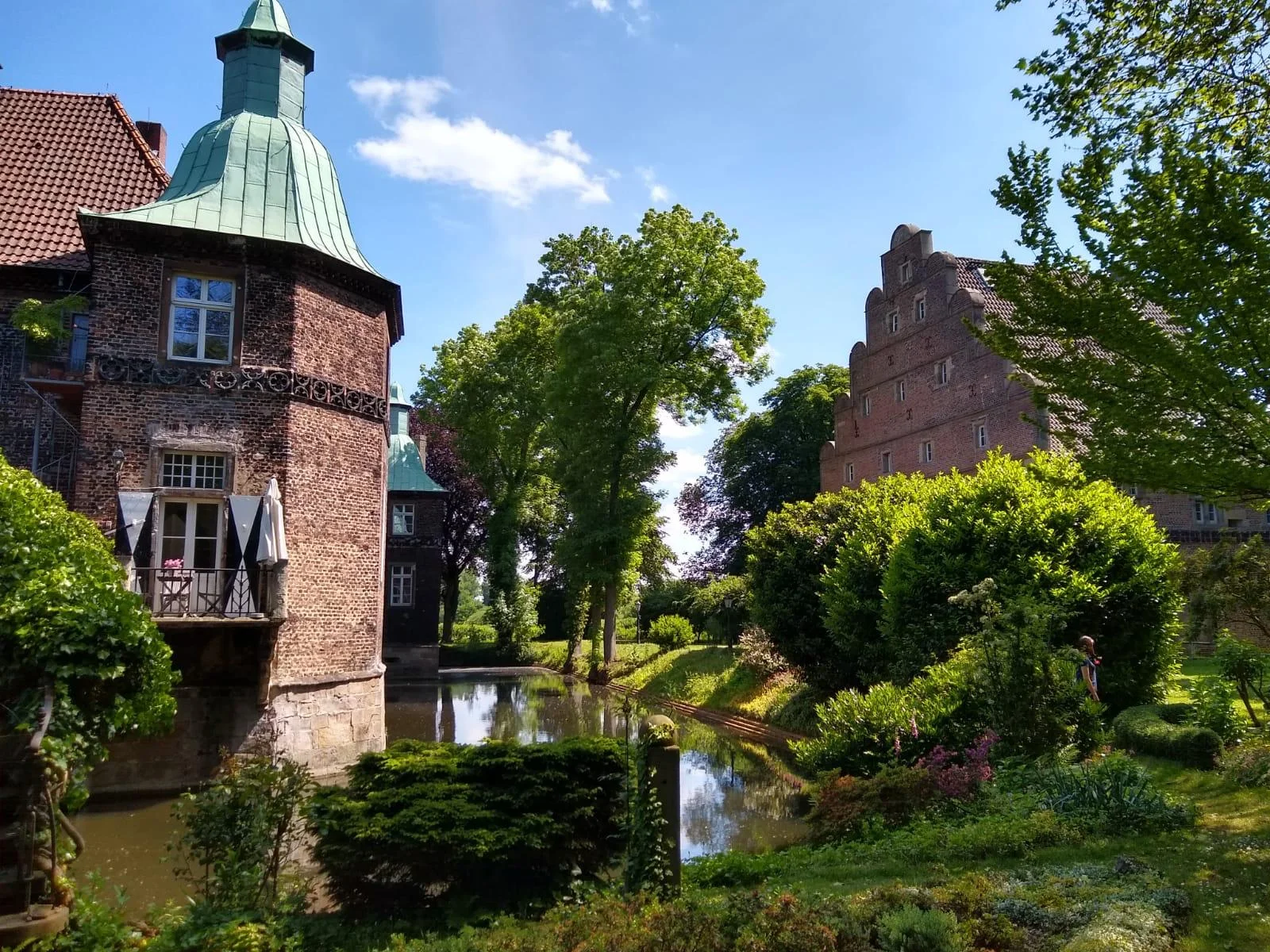 Yoga und Qi Gong im Wasserschloss - leistungsfähiger und stressresistenter im Job dank Fokus und Gelassenheit Bild 1