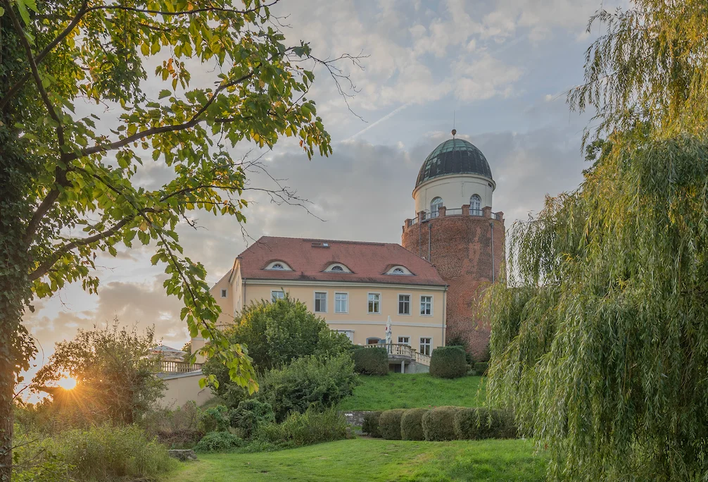 Yoga am Arbeitsplatz - Ausgleichsübungen mit Yoga - an der Elbe im Burghotel Bild 1