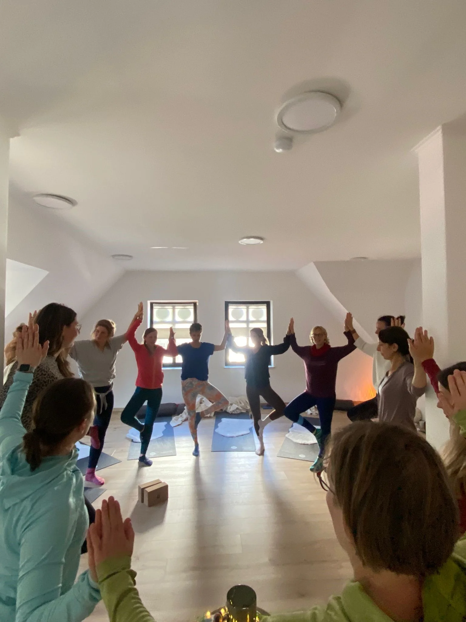 Kinderyogalehrer*in.  Bild 2