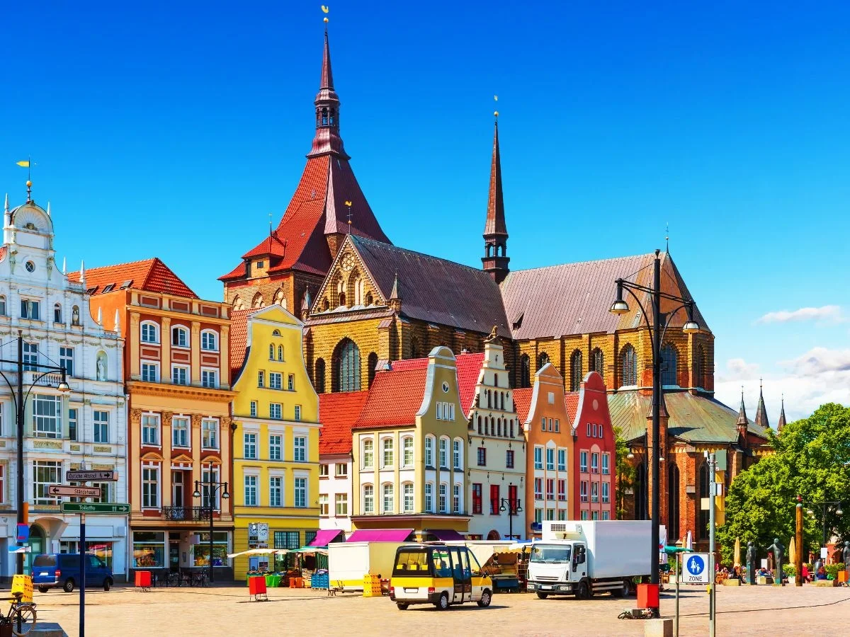 Rostock. Von der Hansestadt über den Ostseebezirk zum wirtschaftlichen, touristischen und kulturellen Zentrum an der Ostsee. Bild 1