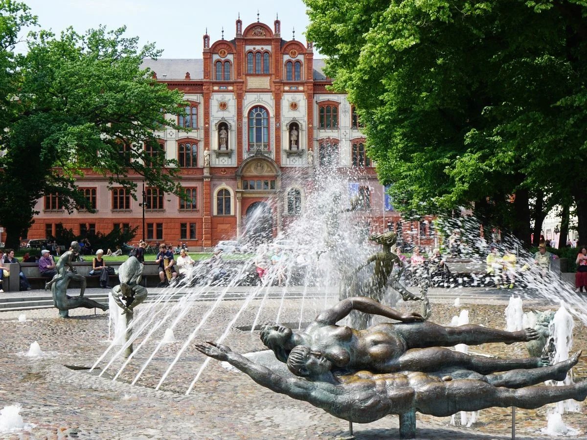 Rostock. Von der Hansestadt über den Ostseebezirk zum wirtschaftlichen, touristischen und kulturellen Zentrum an der Ostsee. Bild 2