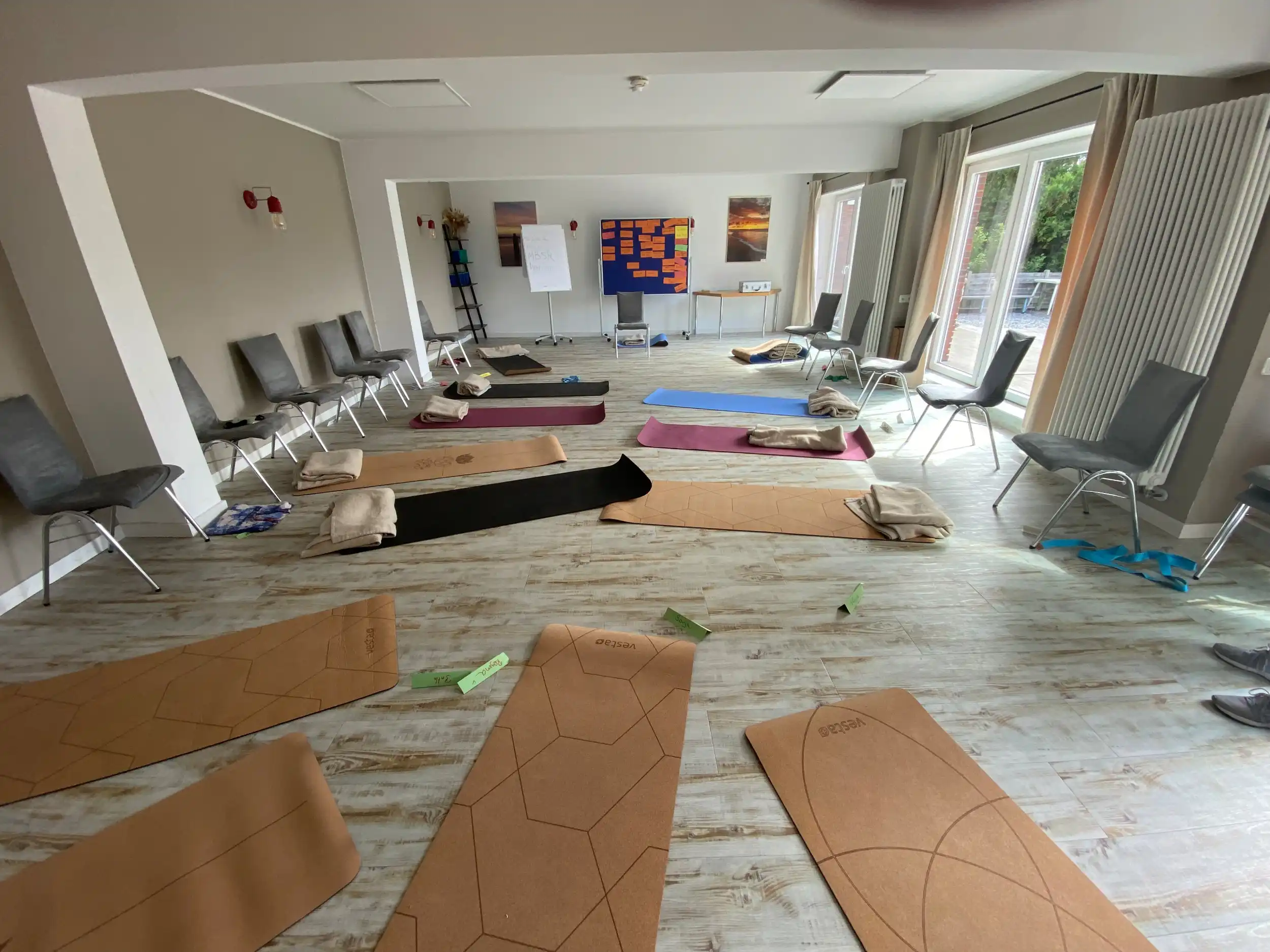 Tiefenentspannung durch Restorative Yoga – praktische Methoden zur Stressregulation und nachhaltigen Regeneration im Berufsalltag Bild 2