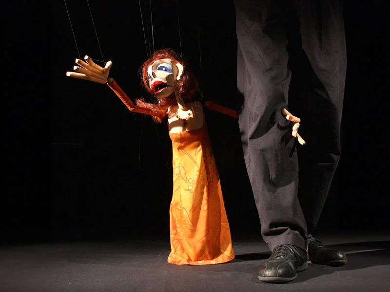 Spiel mit der Marionette Bild 1
