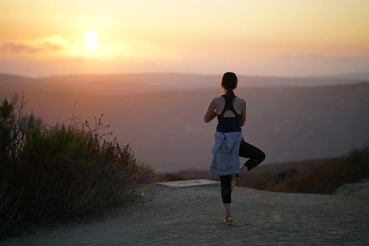 Stressprävention durch Faszien Yoga und achtsames Wandern Bild 1