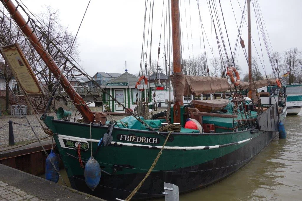 Ostfriesland zwischen Deich und Dock: Der Einfluss maritimer Geschichte auf Wirtschaft, Kultur und Zukunft der Küstenregion Bild 2