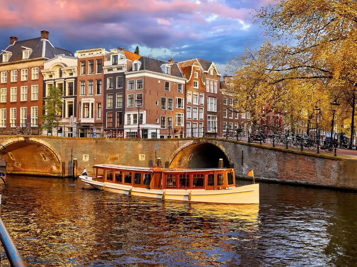 Amsterdam. Die Stadt der Brücken zwischen Vergangenheit und Zukunft.  Bild 1