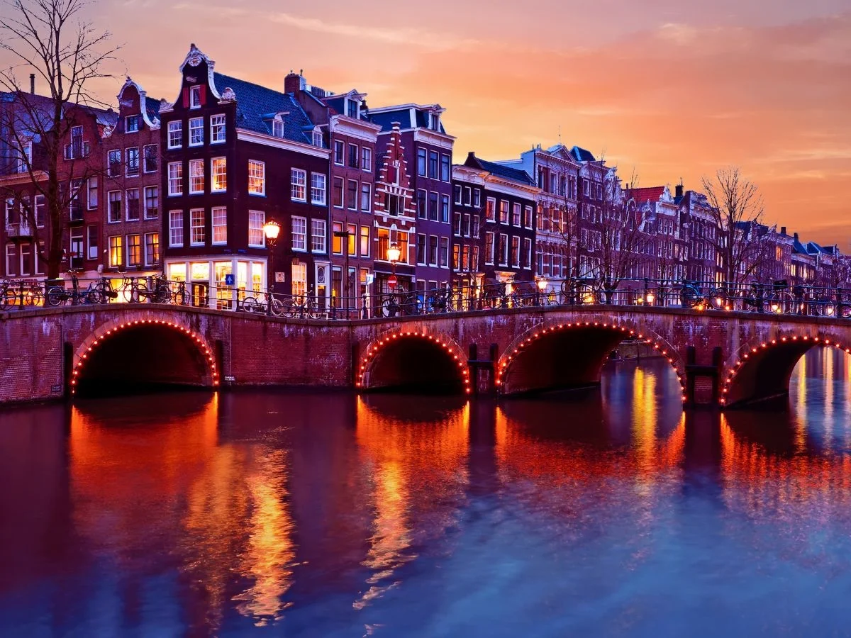 Amsterdam. Die Stadt der Brücken zwischen Vergangenheit und Zukunft.  Bild 2