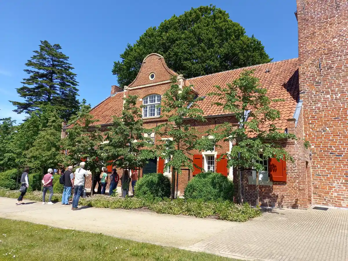 Von Häuptlingsburgen und Freien Friesen – Kulturelle Einflüsse für die Entstehung von Steinhäusern und Festungsanlagen in Ostfriesland Bild 1