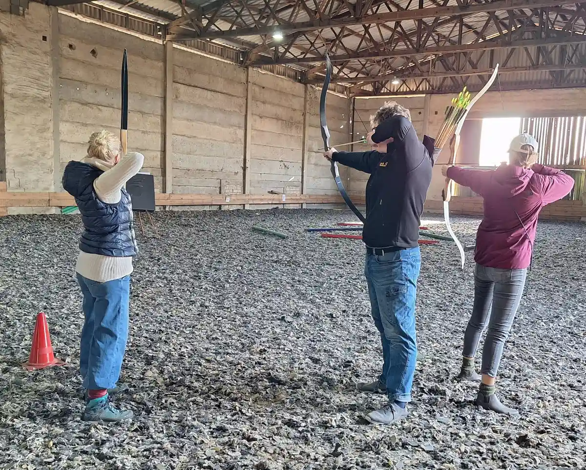 Konfliktfähigkeit und innere Stabilität mit Yoga und Bogenschießen - Empowerment und Geschlechtsspezifische Eigenwahrnehmung im friedvollen Miteinander Bild 2