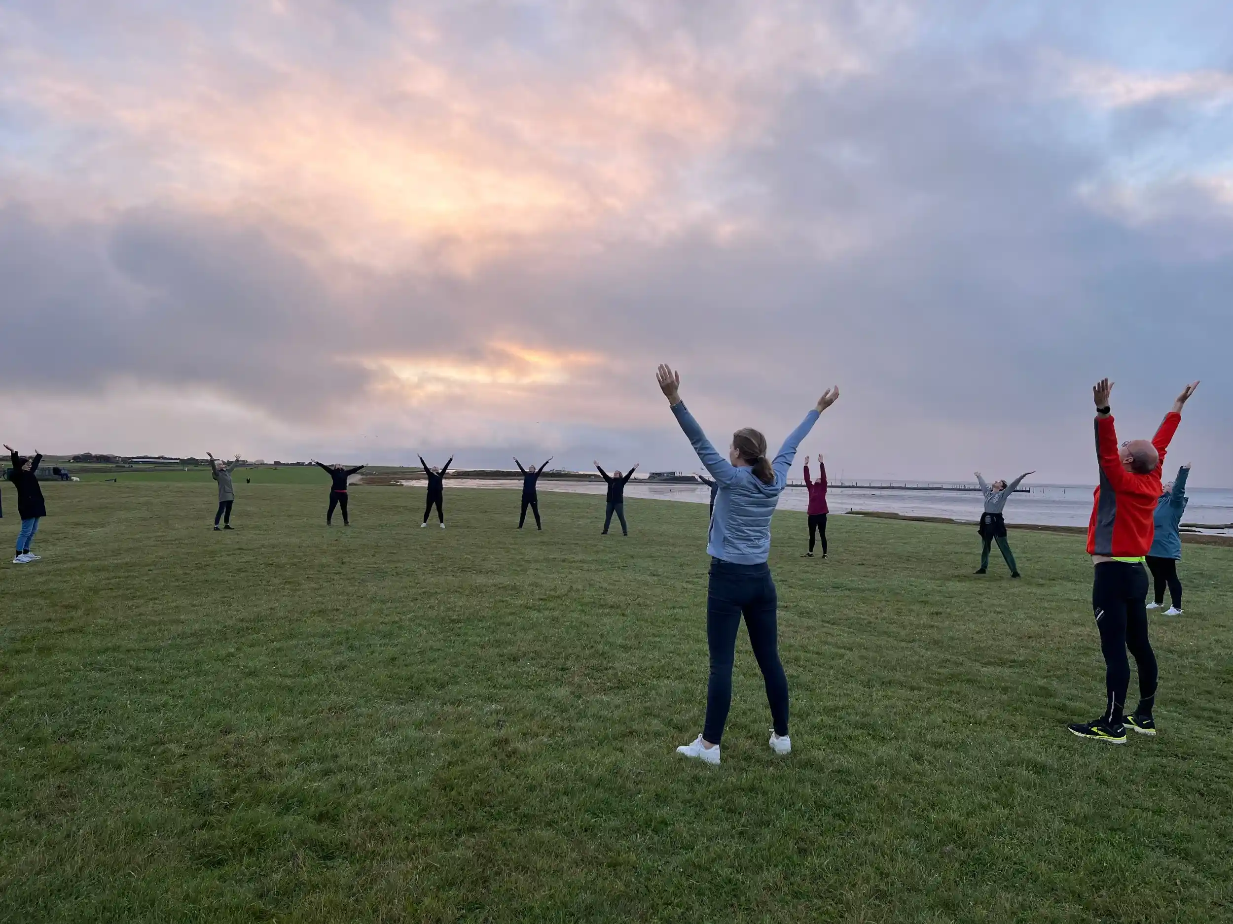 Balance statt Burnout: Körperliche Prävention und mentale Regulationsstrategien im Job – Mit evidenzbasiertem Yoga, MBSR-Techniken und dem DE/NL-Vergleich zu einer gesunden Arbeitskultur Bild 1