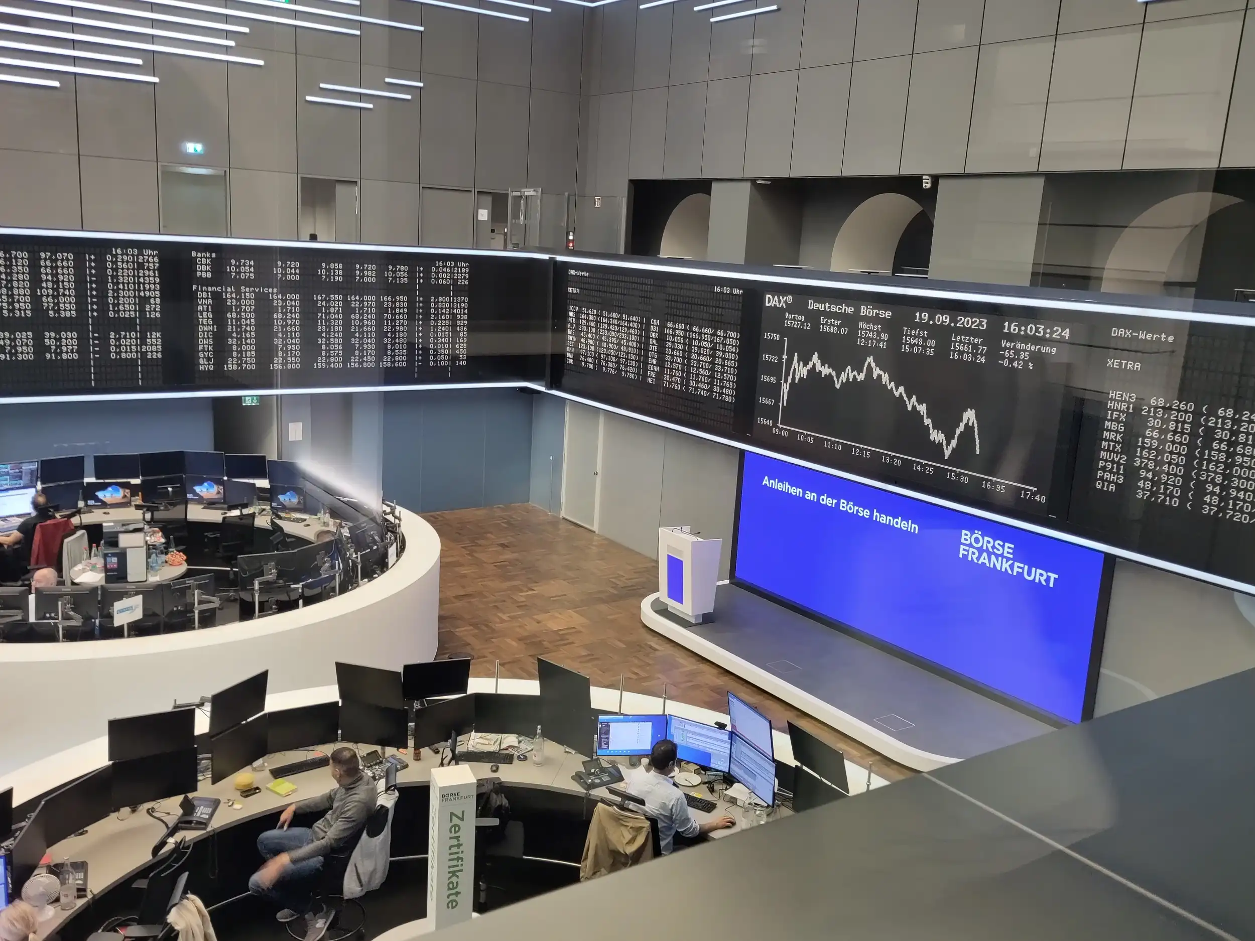 Frankfurt a. M.: Von Finanzhaien, Euro-Stabilität und Goethes Klassiker Bild 1