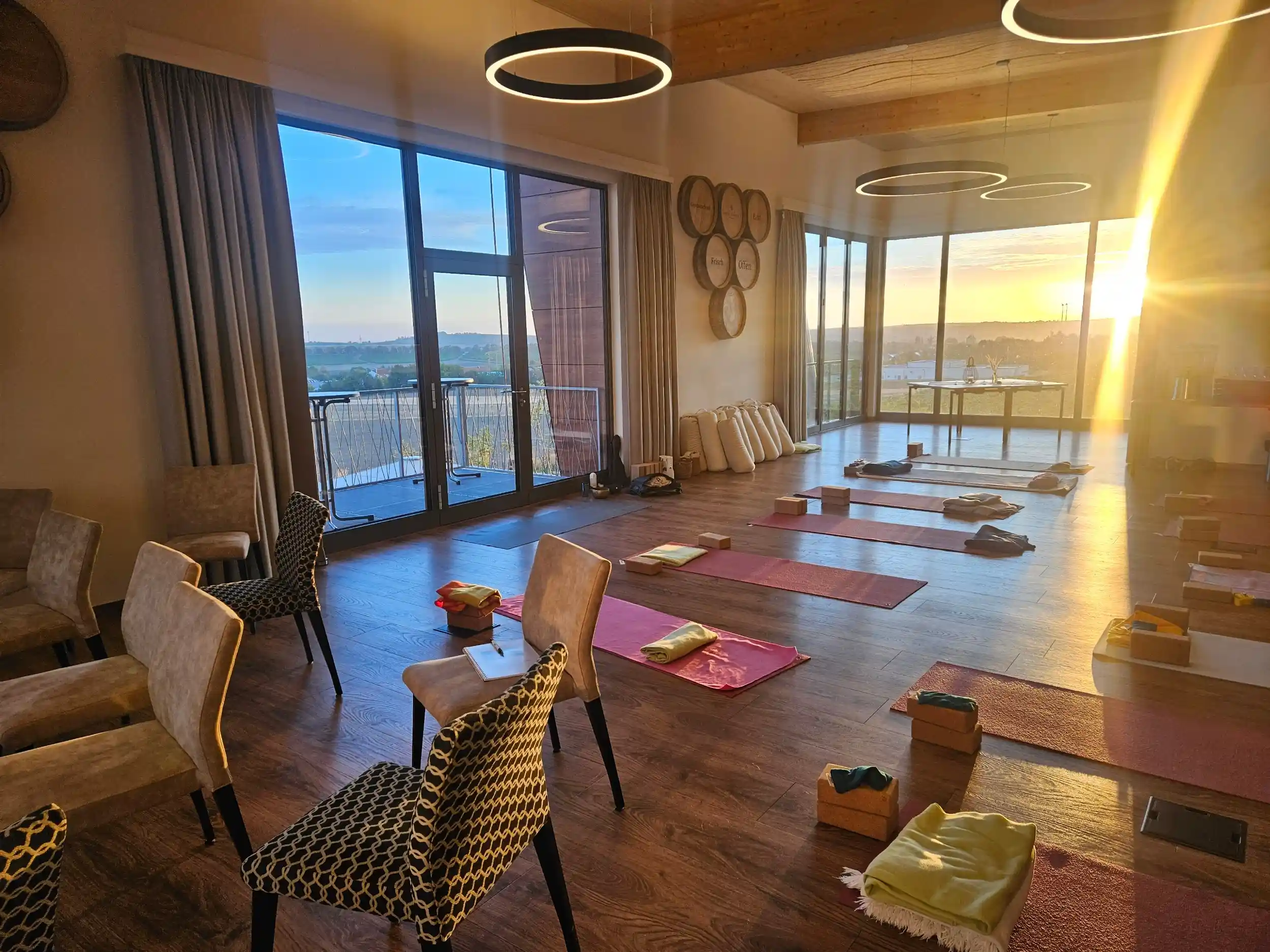 Ausgeglichen im (Berufs-) Alltag durch Yoga und Meditation- Ein anderer Umgang mit Stress Bild 1